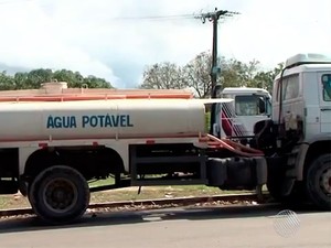 Carros-pipa voltam a fazer abastecimento de água em Itabuna, Bahia (Foto: Reprodução/ TV Bahia)