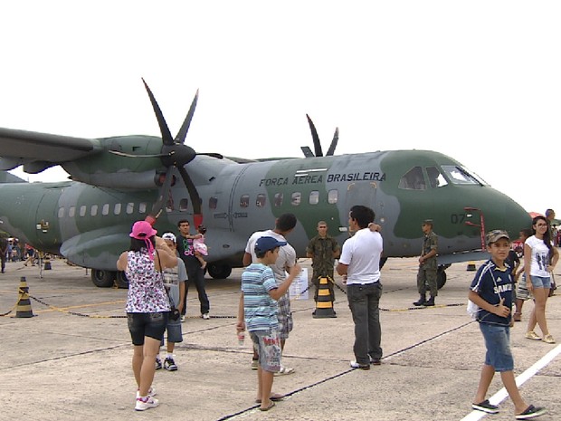 Público acordou mais cedo na manhã deste domingo (21) para conhecer a Base Aérea de Manaus (Foto: Reprodução TV Amazonas)