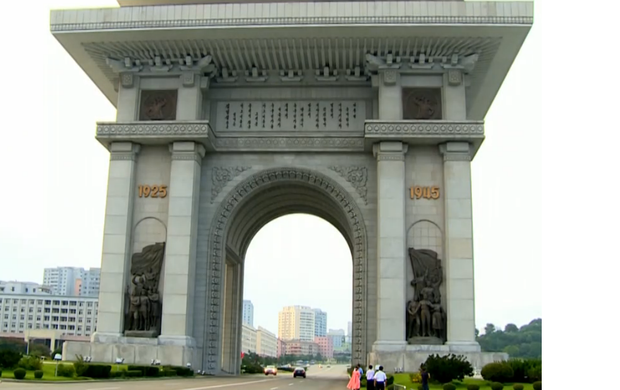 Arco do triunfo norte-coreano (Foto: Reprodução SporTV)