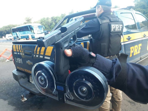 Casal é preso e menor apreendida com arsenal na BR-286 no RS (Foto: Divulgação/PRF)