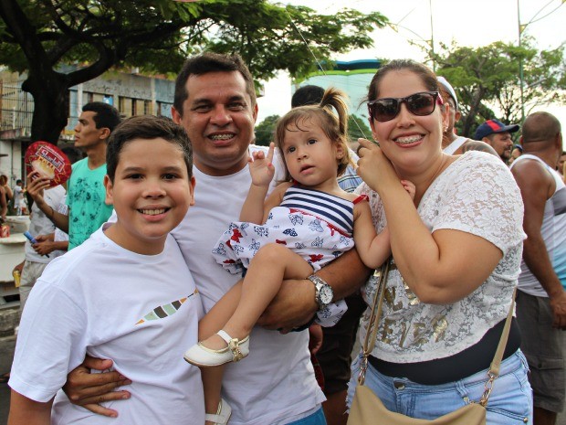 Maria Gabriela, com 1 ano e 2 meses, curtiu o carnaval ao lado dos pais e do irmão (Foto: Indiara Bessa/G1 AM)