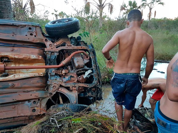Carro caiu em riacho às margens da BR-020, em Luís Eduardo Magalhães (Foto: Blog do Sigi Vilares)