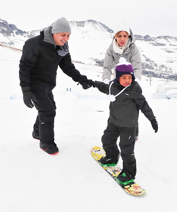 Gabriel conta com a ajuda dos pais para praticar o snowboard (Foto: Deco Rodrigues/Revista QUEM) Gabriel conta com a ajuda dos pais para praticar o snowboard (Foto: Deco Rodrigues/Revista QUEM)