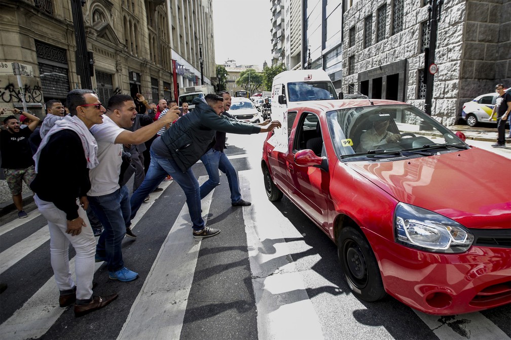Motoristas de aplicativos protestam gritando para um colega durante paralisação na região do Centro de São Paulo. Eles aderiram ao protesto internacional de motoristas que pedem melhores condições de trabalho — Foto: Suamy Beydoun/Agif/Estadão Conteúdo
