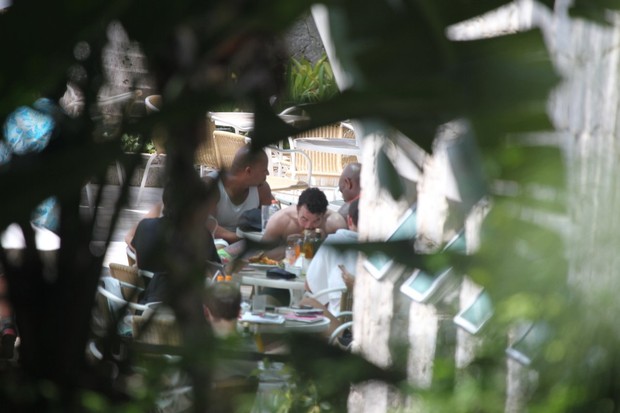 Jonas Brothers comendo sanduiche (Foto: Delson Silva / Agnews)