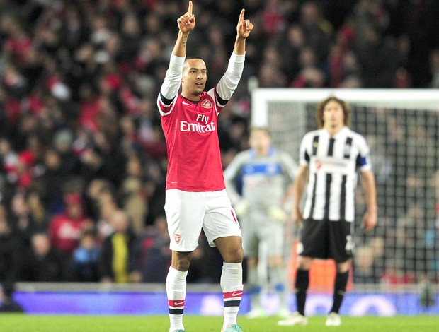 Walcott comemora gol do Arsenal contra o New Castle (Foto: Agência AFP)