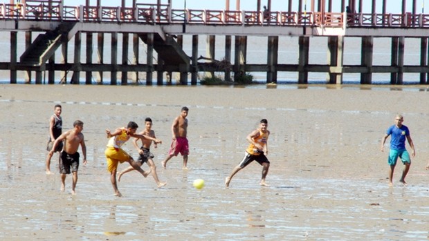 Futlama, uma pelada onde a maré é quem decide o horário das partidas (Foto: Gabriel Penha/GE-AP)