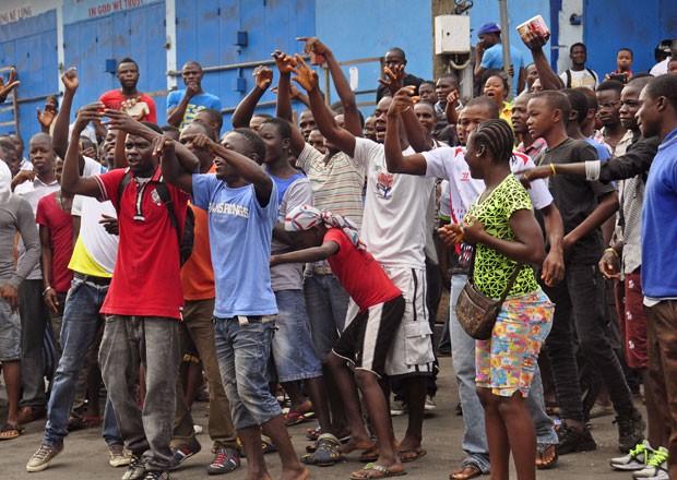 Moradores de West Point, em Monróvia, na Libéria, protestam contra quarentena imposta no bairro devido à epidemia de ebola nesta quarta-feira (20) (Foto: Abbas Dulleh/AP)