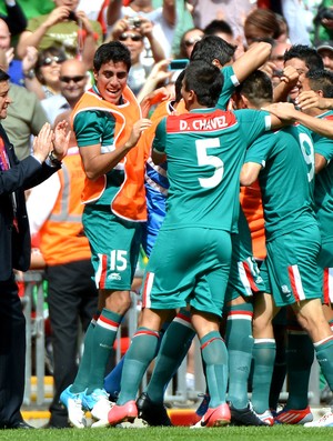Oribe Peralta comemora gol do México contra o Brasil final (Foto: AFP)