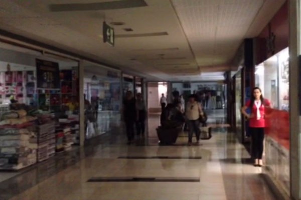 Corredor do shopping Conjunto Nacional, em Brasília, após queda de energia nesta sexta (18) (Foto: Gabriel Luiz/G1) Corredor do shopping Conjunto Nacional, em Brasília, após queda de energia nesta sexta (18) (Foto: Gabriel Luiz/G1)