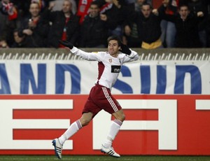Nicola Gaitan comemorando gol do Benfica (Foto: Reuters)