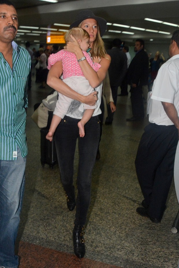 Gisele Bundchen desembarca com a filha no colo no aeroporto de Guarulhos em Sp (Foto: Caio Duran e Thiago Duran/AgNews)