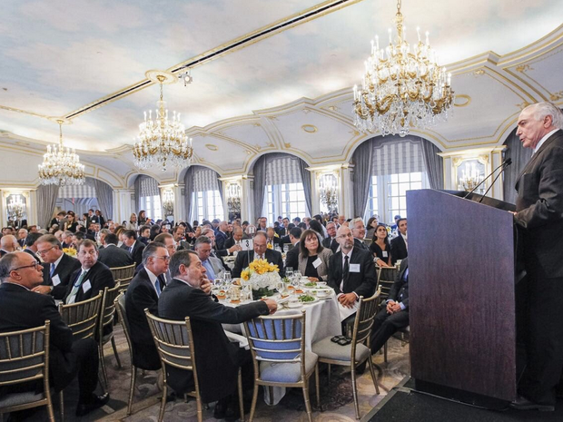Michel Temer fala para empresrios e investidores durante almoo em Nova York (Foto: Reproduo/Twitter)