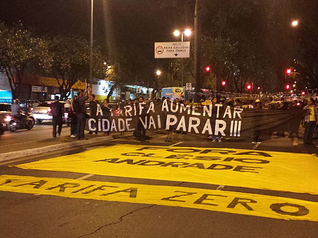 Grupo fecha pista da Avenida Nossa Senhora do Carmo, em Belo Horizonte (Foto: Pedro Ângelo/G1)