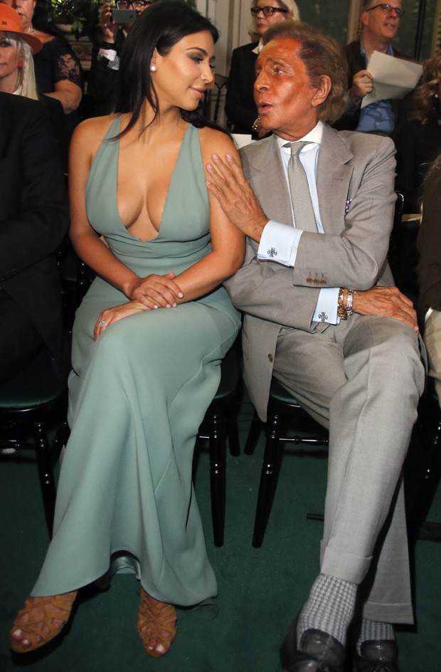 Kim Kardashian e Valentino Garavani (Foto: AP)