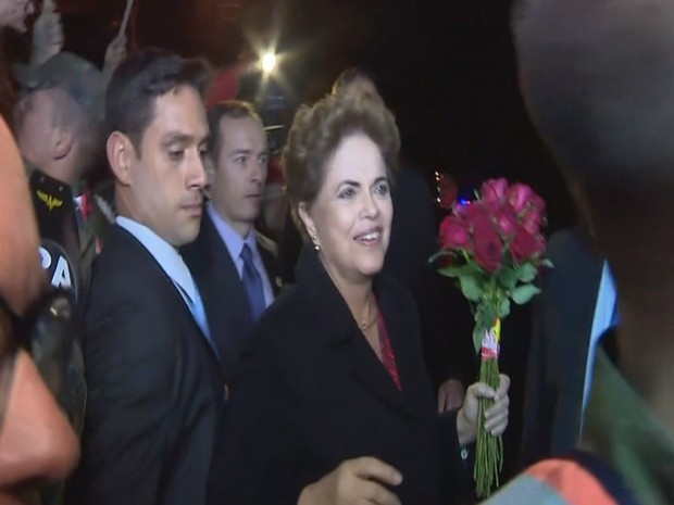 Dilma recebe flores em sua chegada a Porto Alegre (Foto: Reprodução/RBS TV)