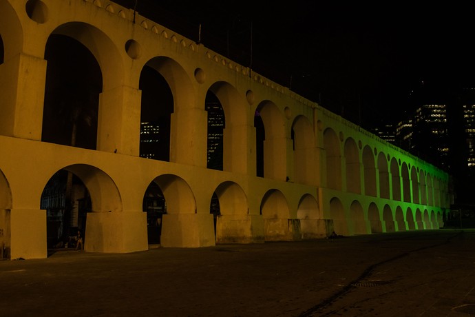 Arcos da Lapa iluminado verde e amarelo 100 dias para as olimpíadas (Foto: Renato Sette Camara/Prefeitura do Rio)