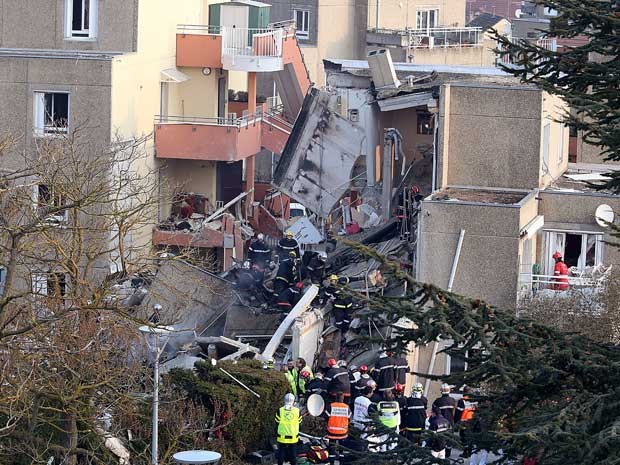 Segundo os bombeiros, quatro pessoas da mesma família, incluindo uma criança de quatro anos morreram na explosão. Autoridades suspeitam que a explosão foi provocada por um vazamento de gás. (Foto: AFP PHOTO FRANCOIS Nascimbeni)