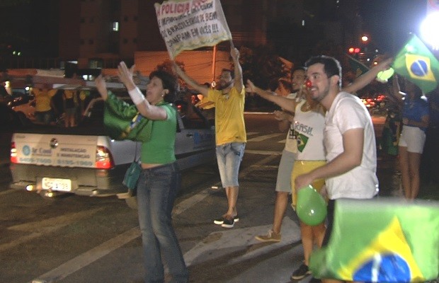 Manifestantes protestam contra a presidente Dilma, em Goiânia, Goiás (Foto: Reprodução/TV Anhanguera)