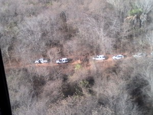 Presos foram capturados tentando fugir após assaltar casa no Ibituruna (Foto: 3 CORPAER/PMMG)