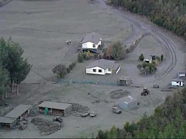 Cinsas do vulcão Tongariro cobrem casas e campos agrícolas na Nova Zelândia. (Foto: TV3 / Reuters)