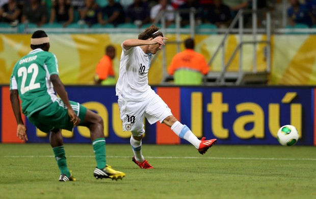 Forlan gol, Nigéria x Uruguai (Foto: Reuters)
