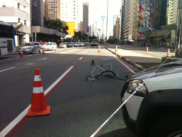 Três faixas foram bloqueadas na Avenida Paulista após o acidente (Foto: G1)