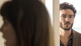 'A Lei': Elio flagra conversa sobre os assassinos de Suzana (Raphael Dias/Gshow)