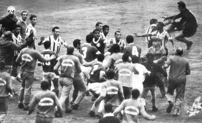 Primeiro Gre-Nal no Beira-Rio em 1969 terminou em pancadaria (Foto: Agência RBS)