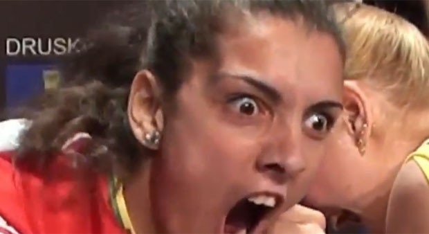 Competidora fez caretas assustadoras durante a disputa de campeonato de queda de braço (Foto: Reprodução/YouTube/FerroLia)