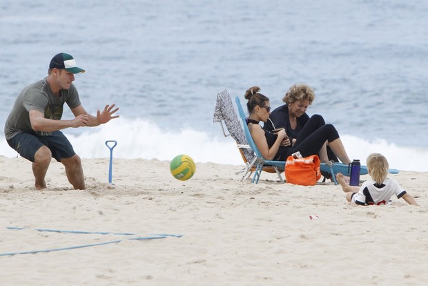 Fernanda Lima e Rodrigo Hilbert com os filhos na praia do Leblon, RJ (Foto: Gil Rodrigues/ FotoRio News)