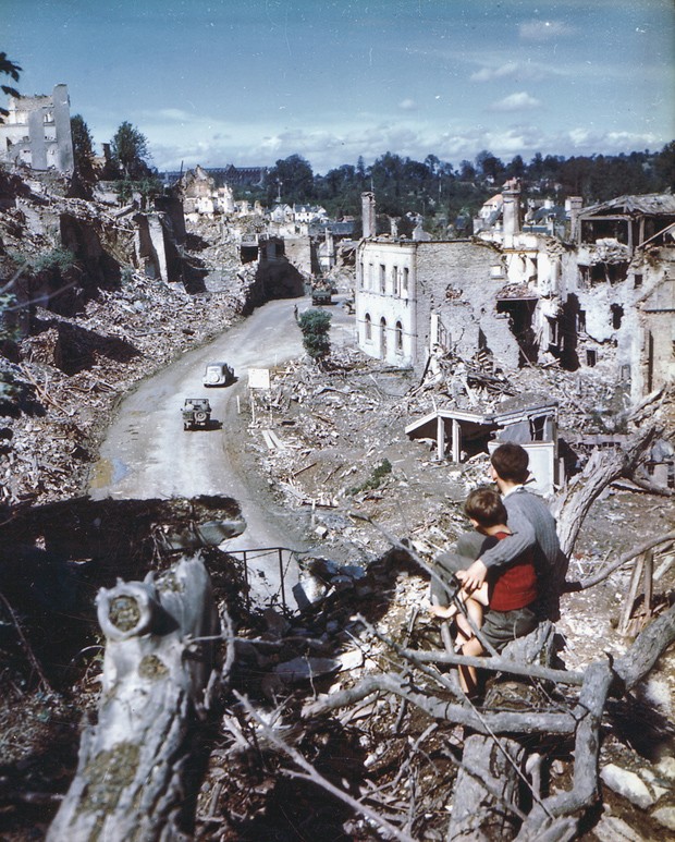 Dois garotos observam as ruínas na rua des Noyers [Foto: Conseil Régional de Basse-Normandie/National Archives USA/PhotosNormandie)