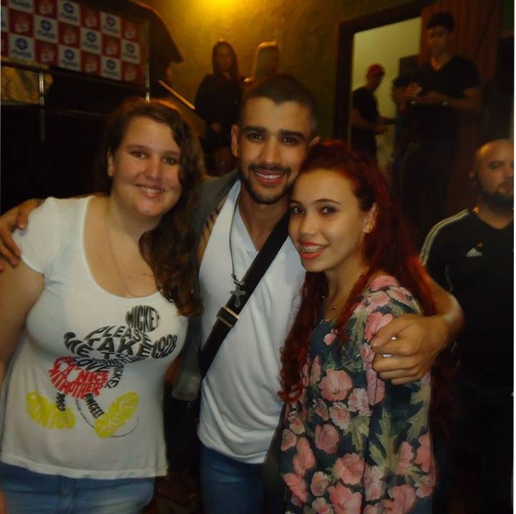 Rayane com Gusttavo e mais uma amiga. (Foto: Rayane Acker)