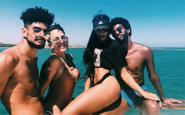 Pabllo Vittar entre amigos passeando de barco (Foto: Reprodução/Instagram)