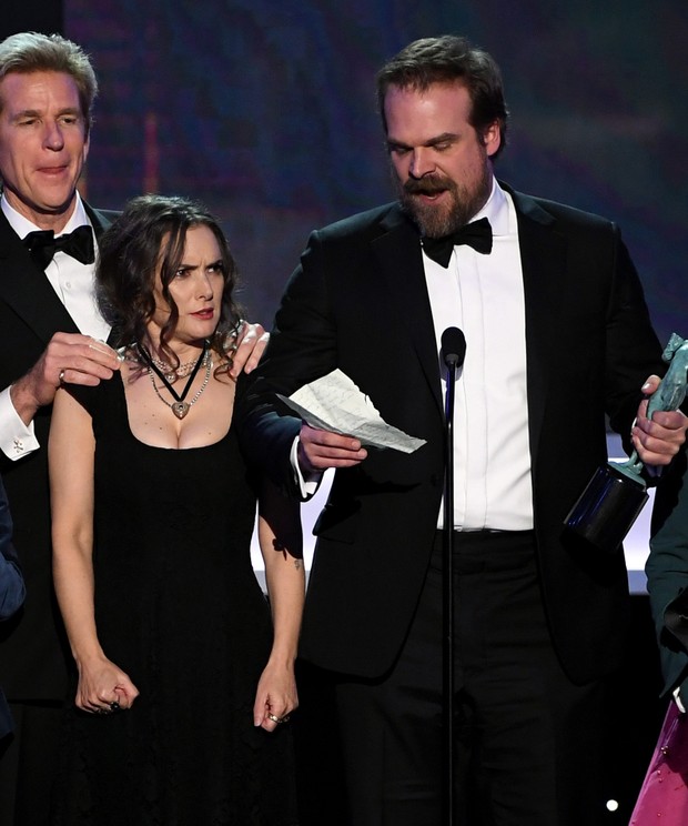 Winona Ryder faz caras e bocas no SAG Awards (Foto: KEVIN WINTER / GETTY IMAGES NORTH AMERICA / AFP)