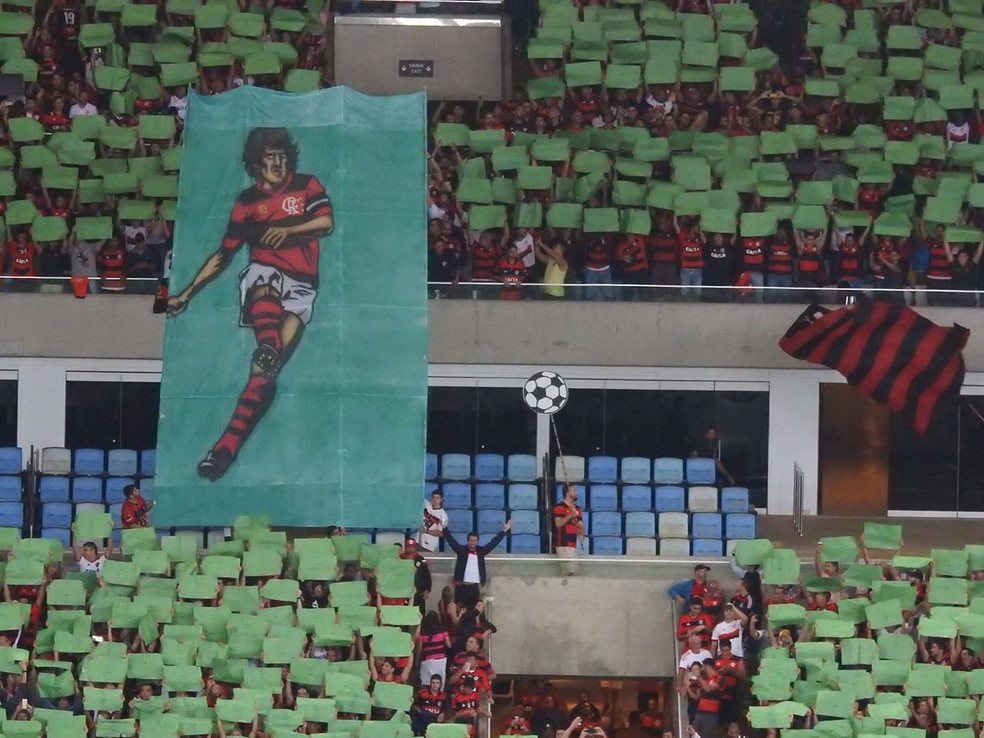 Zico chutando a bola em 1981 (Foto: Fred Gomes)