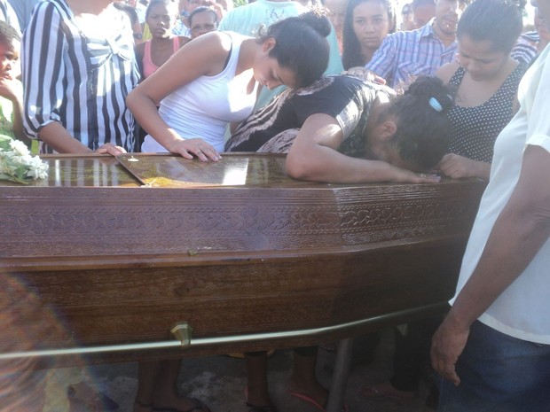 Chocados, familiares choram sobre o caixão do menino Eduardo de Jesus (Foto: Alessandro Guerra/ Rádio Cerrado FM)