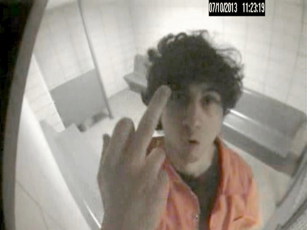  Dzhokhar Tsarnaev mostra o dedo médio a uma câmera de segurança em sua cela, em imagem registrada três meses após sua prisão pelo atentado a Maratona de Boston e exibida aos jurados que irão definir sua pena (Foto: Reuters/USDOJ/Handout via Reuters)