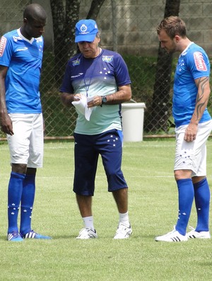Marcelo Oliveira orienta jogadores do Cruzeiro (Foto: Leo Simonini)