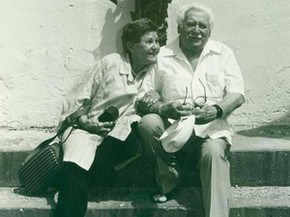Em frente à Fundação Casa de Jorge Amado, no Largo do Pelourinho, em Salvador, os eternos companheiros Jorge Amado e Zélia Gattai (Foto: Acervo Zélia Gattai/Fundação Jorge Amado)