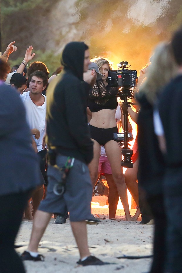 Gigi Hadid participa de gravação de clipe em praia em Los Angeles, nos Estados Unidos (Foto: AKM-GSI/ Agência)