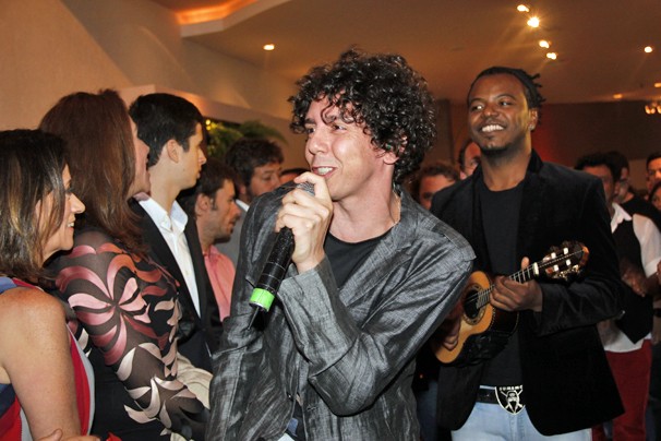 O show do Sambô começou no meio da galera antes de ir para o palco (Foto: Nathalia Fernandes/Globo)