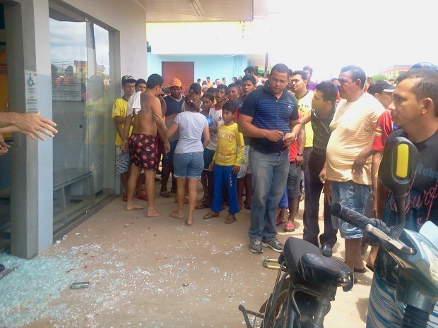 A fuga dos suspeitos ocorreu com o auxílio de dois veículos (Foto: VC no G1) A fuga dos suspeitos ocorreu com o auxílio de dois veículos (Foto: VC no G1)