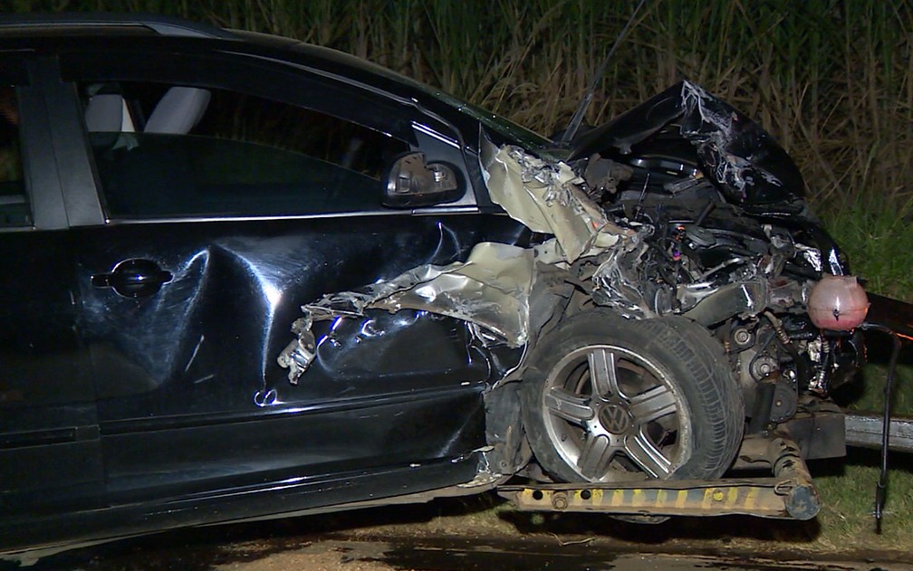Carro envolvido em acidente que matou grávida na região de Campinas (Foto: Reprodução EPTV)