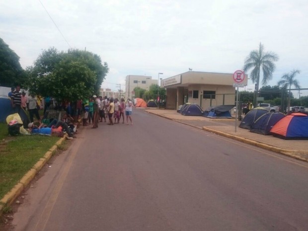 Com barracas, manifestantes couparam frente da Justiça Federal em Cuiabá (Foto: Ianara Garcia/TVCA)