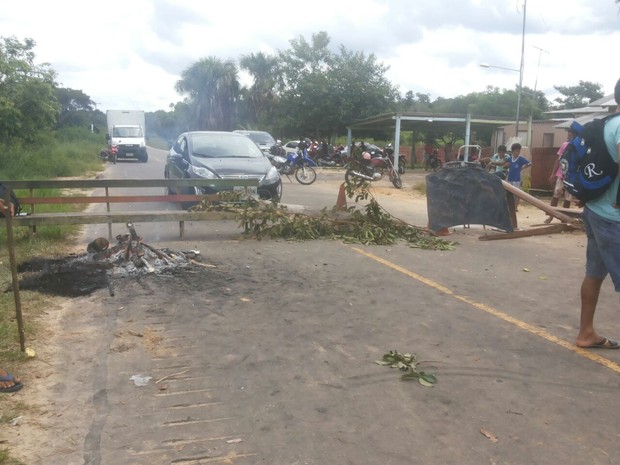 G1 Moradores De Comunidades Fecham Rodovia Em Cruzeiro Do Sul