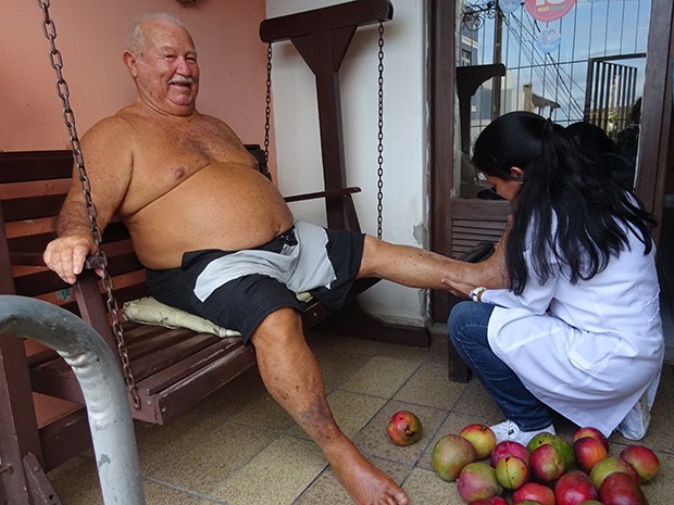 Seu Lourival, de 77 anos, diz que não "vive mais" sem a fisioterapia (Foto: Fernanda Zauli/G1)