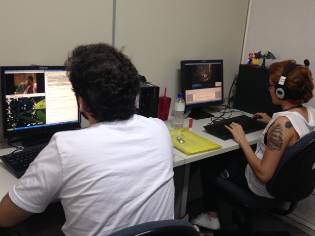 Funcionários assistem a programas de TV para checar presença de conteúdo impróprio (Foto: Gabriel Luiz/G1)
