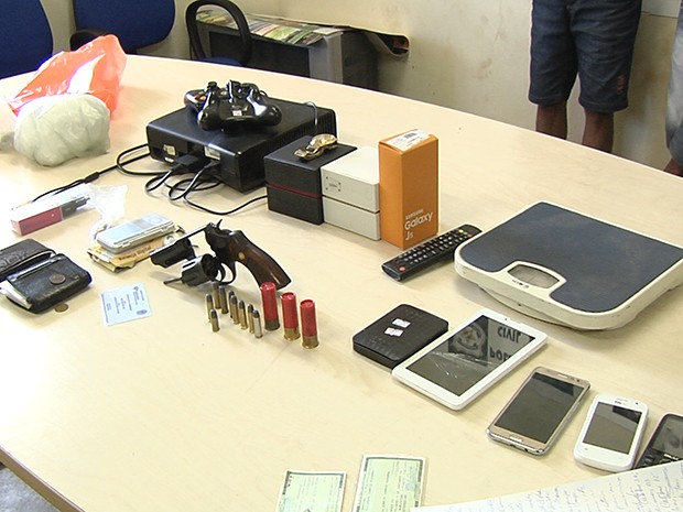 Polícia apreendeu arma, munições, celulares e outros objetos (Foto: Reprodução/TV Tapajós)