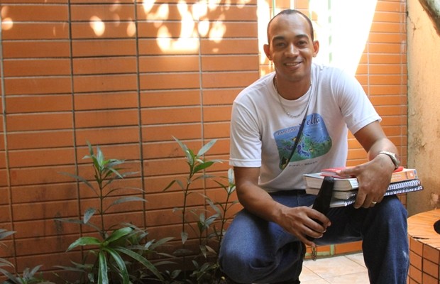 Eduardo Matos, ex-morador da Casa de Acolhida que largou as drogas e passou em concurso (Foto: Adriano Zago/G1)